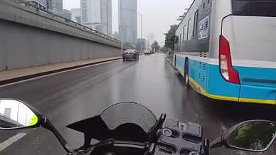 雨天中行驶的摩托车视频的预览图